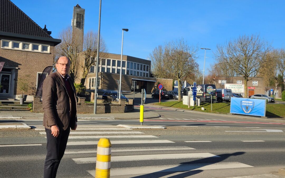 Kruispunt Astridlaan en Felicien Cauwelstraat krijgt extra verlichte voetgangersoversteekplaatsen